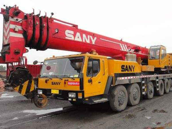 冬季隨車(chē)吊應(yīng)該怎樣保養(yǎng)和操作注意事項(xiàng)？